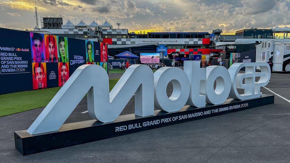 Das MotoGP-Logo im Paddock von Misano Das MotoGP-Logo im Paddock von Misano