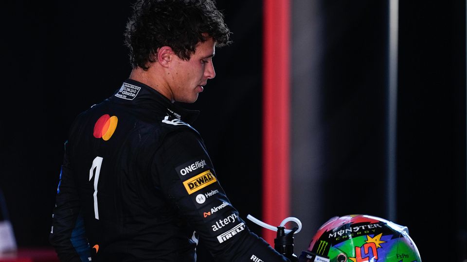 Lando Norris stellt Helm ab