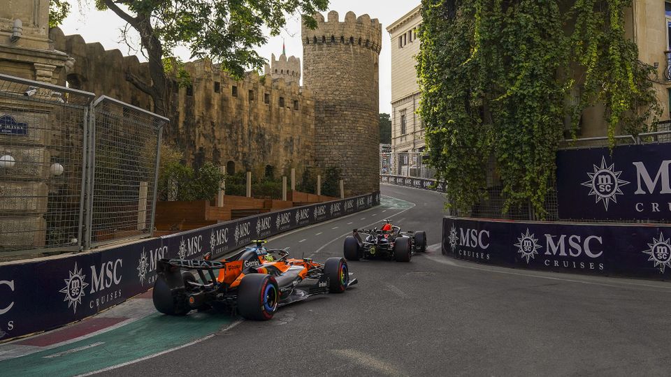 Lando Norris und Max Verstappen in der engen Stelle in Baku Lando Norris und Max Verstappen in der engen Stelle in Baku