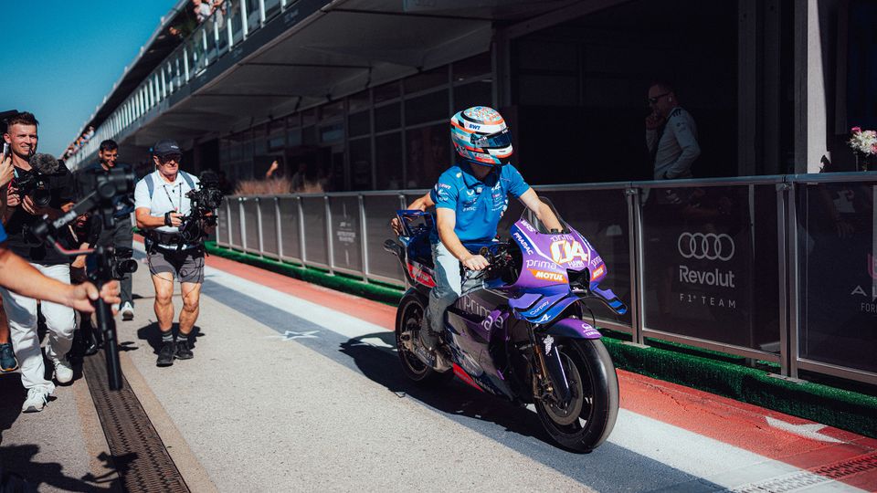 Franco Colapinto auf MotoGP Bike
