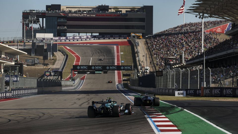 Fernando Alonso (Aston Martin) biegt auf dem Circuit of the Americas in Austin (USA-GP) auf Start-Ziel ab Fernando Alonso (Aston Martin) biegt auf dem Circuit of the Americas in Austin (USA-GP) auf Start-Ziel ab