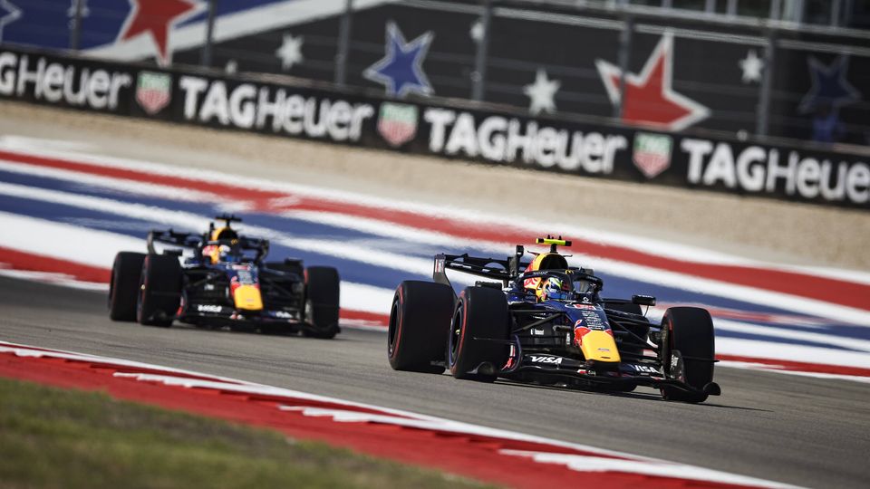 Isack Hadjar vor Max Verstappen in Austin Isack Hadjar vor Max Verstappen in Austin