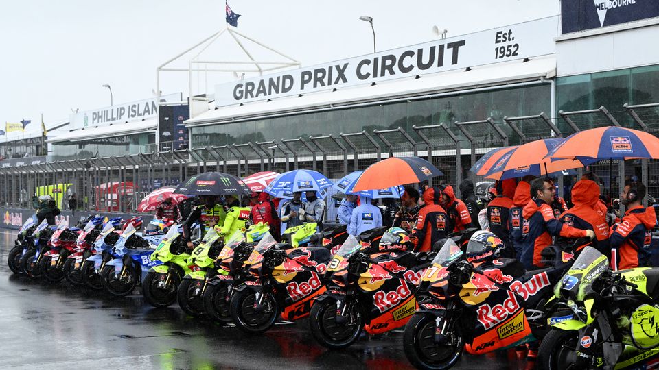 Die MotoGP-Motorräder werden vor der Absage auf Phillip Island aufgereiht Die MotoGP-Motorräder werden vor der Absage auf Phillip Island aufgereiht