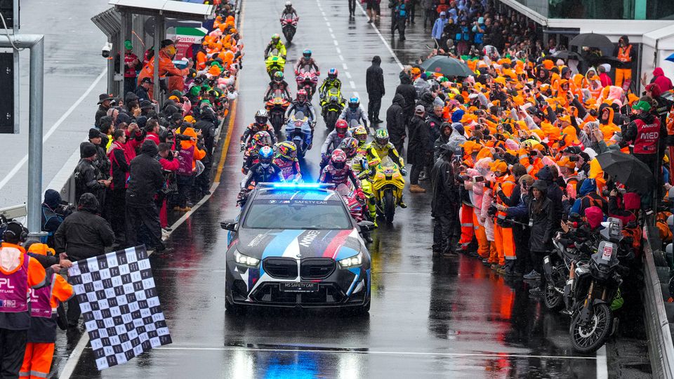 Die MotoGP-Fahrer rücken zu ihrer Ehrenrunde auf Phillip Island aus