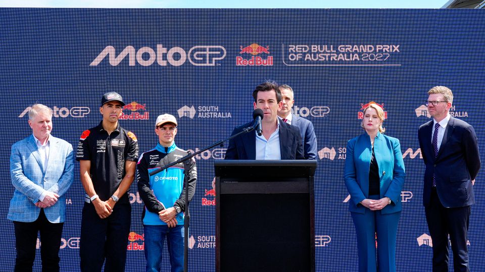 MotoGP-Deputy-CEO Carlos Ezpeleta verkündet den Meilenstein für das neue MotoGP-Rennen auf dem Adelaide Street Circuit, Foto: MotoGP Press